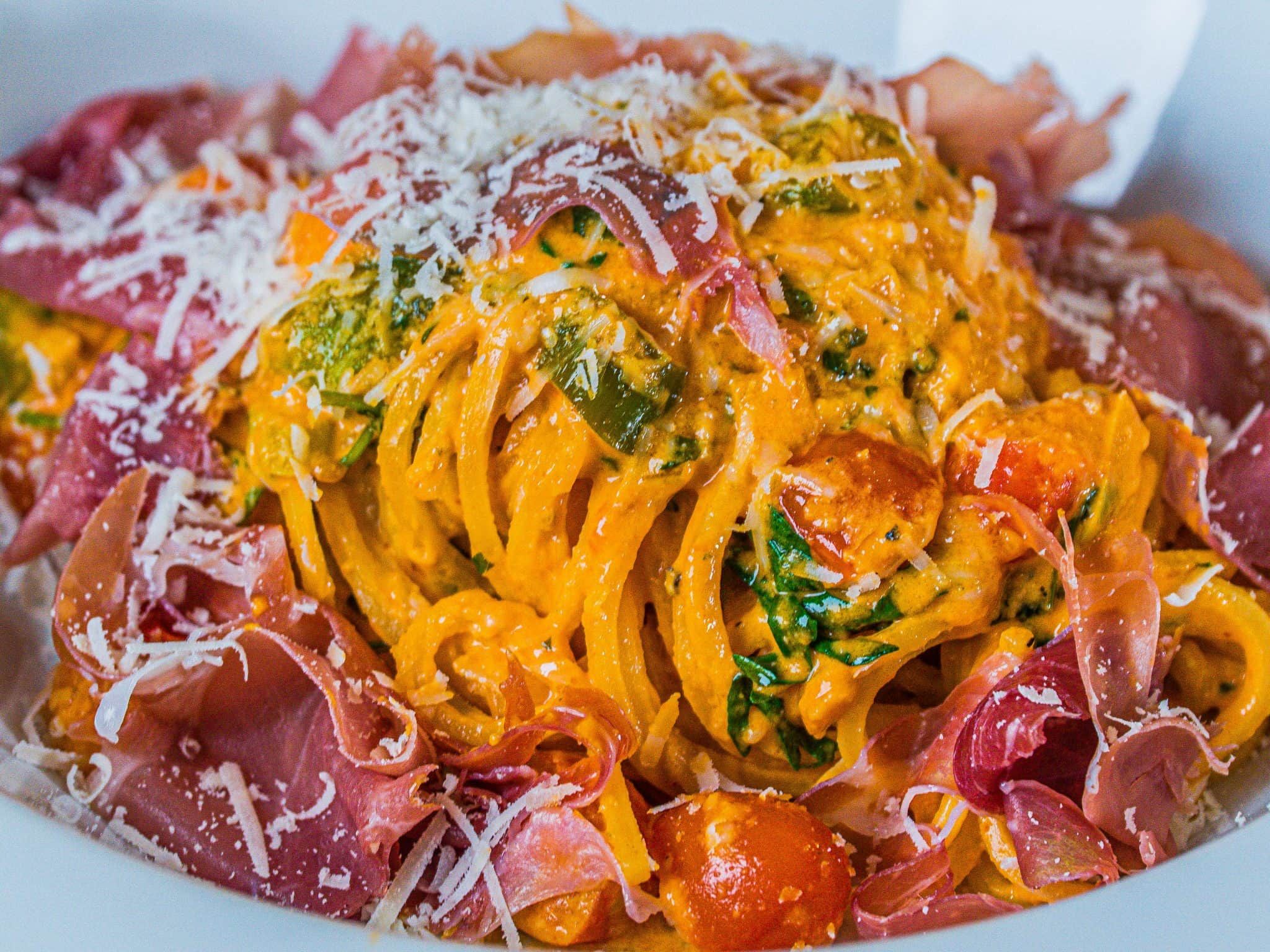 Spaghetti med cremet rosésauce, parmaskinke og gedeost