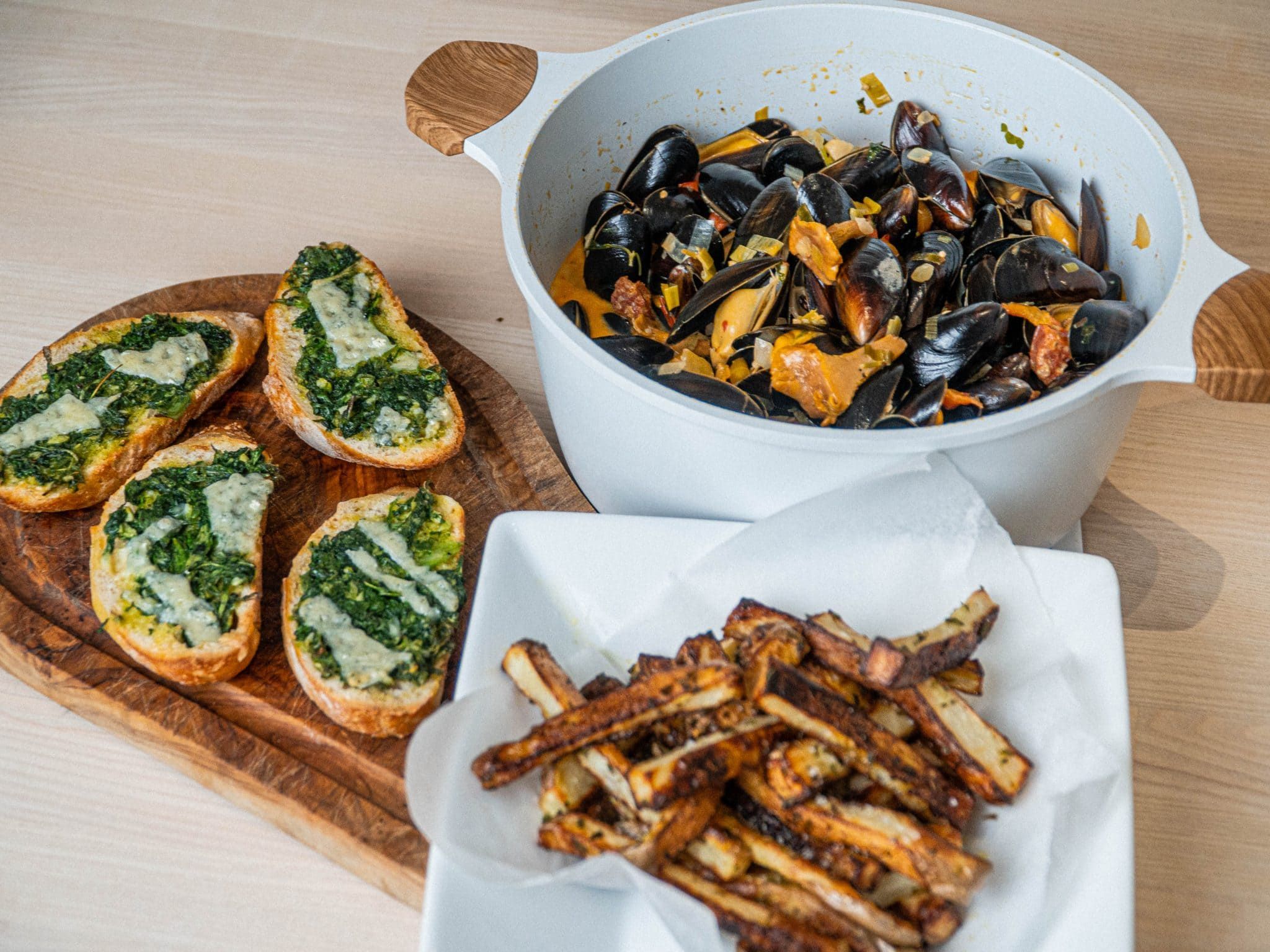 Moules Frites med ovnbagte fritter og urtebrød