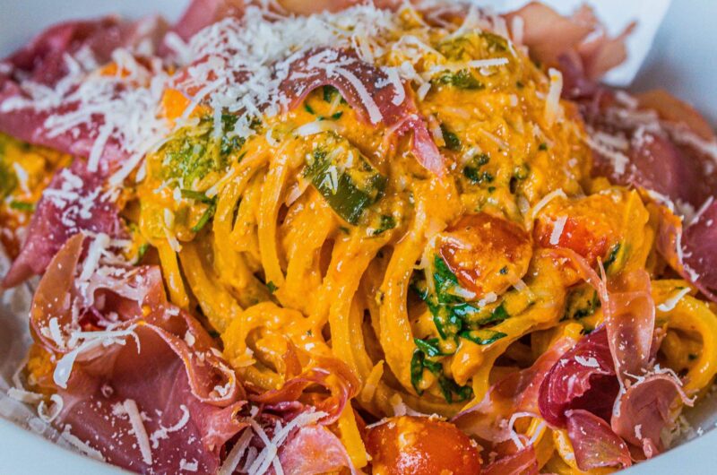 Spaghetti med cremet rosésauce, parmaskinke og gedeost